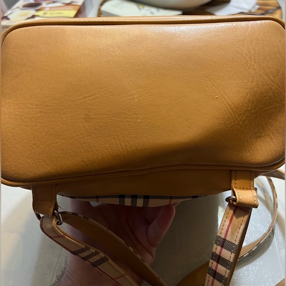 🔥 Stunning Burberry Check Backpack - Iconic Style & Luxury! 🔥 - Picture 2 of 13